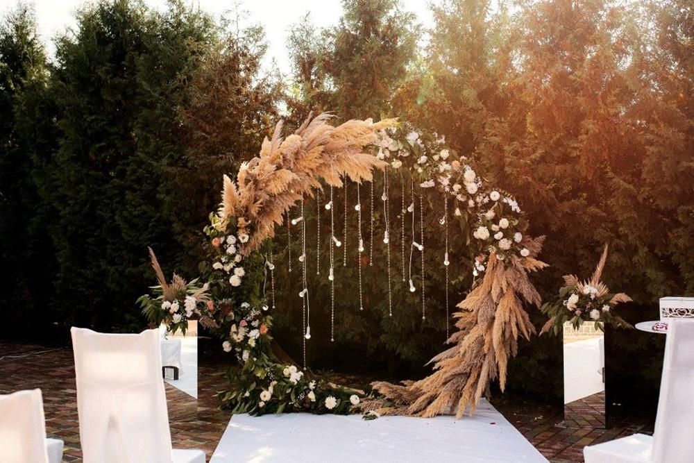 10 Ide Altar Pernikahan Luar Ruangan, Hadirkan Momen Sakral yang Istimewa
