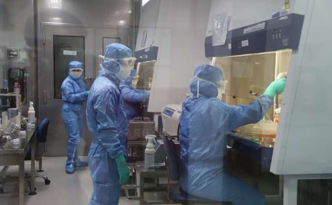 beberapa petugas kalbe farma sedang beraktivitas di dalam lab.