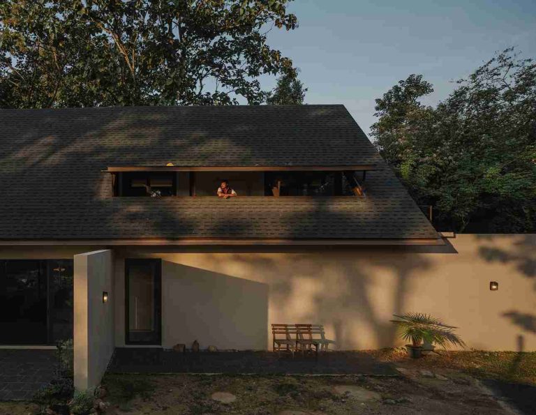 Desain rumah modern dengan atap miring ke belakang yang fungsional dan estetis