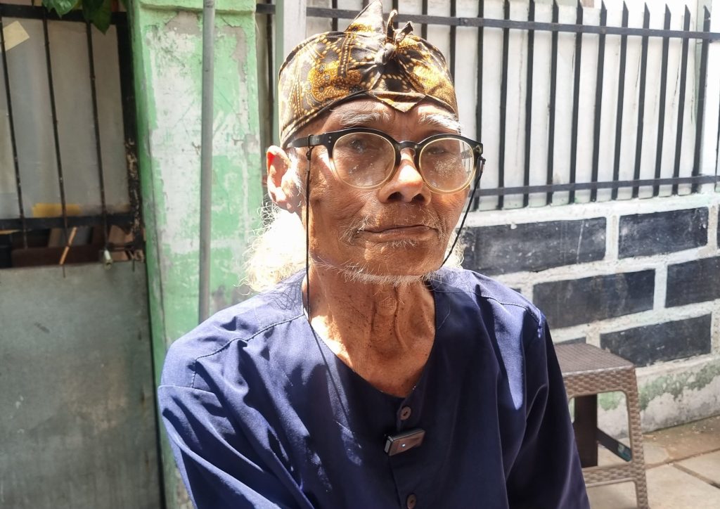 Rumah Diding Boneng roboh dan menyebabkan ia mengungsi ke kantor RW