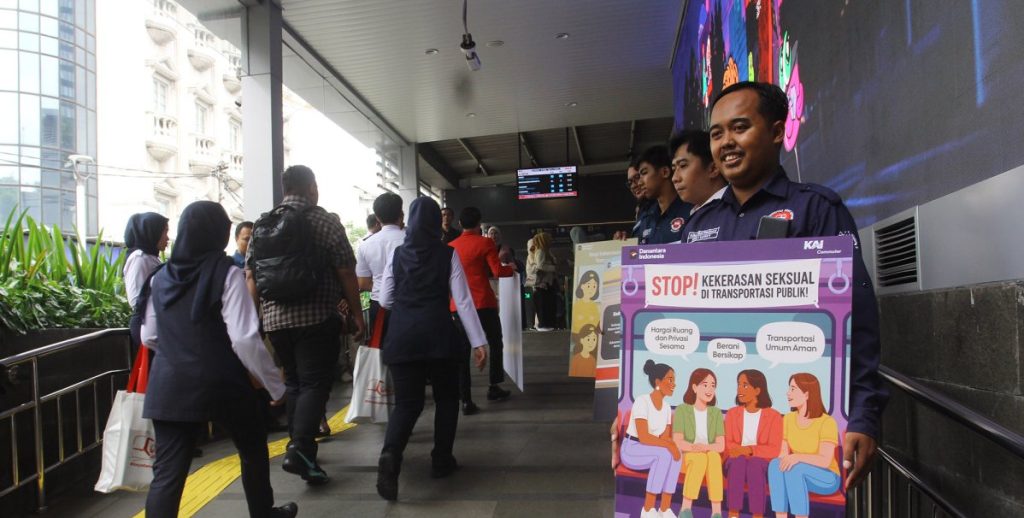 seseorang memegang poster anti pelecehan seksual di kampus