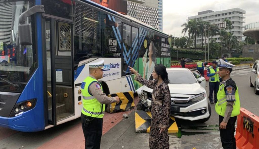 Foto pengendara mobil sedan yang menabrak bus di bundaran HI