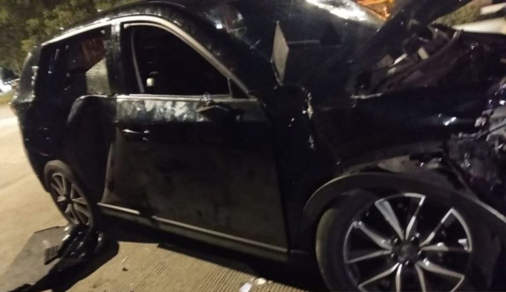 Foto Mobil yang ringsek karena nekad melawan arus