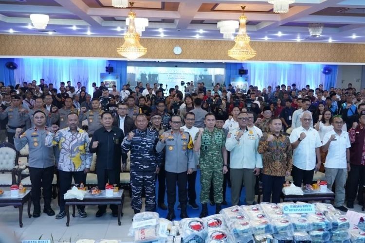 foto Direktorat polda metro jaya yang berhasil menangkap tersangka narkoba sebanyak 9000 lebih sepanjang tahun 2025.