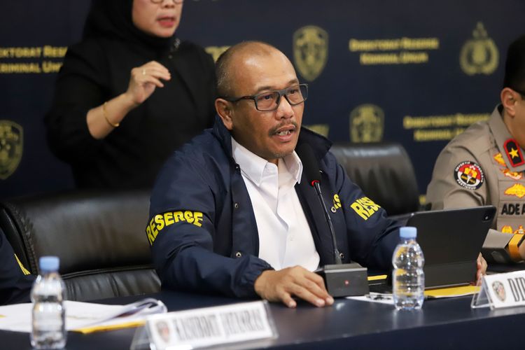 Jumpa pers dari bareskrim polri yang berhasil bongkar jaringan judi onlijne