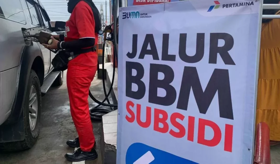 petugas sedang mengisi bbm bersubsidi di Pom bensin