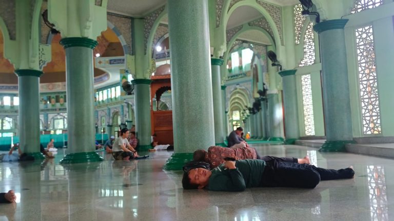 Istirahat-di-Masjid-2.jpeg