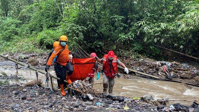 Proses-evakuasi-sesosok-mayat-yang-diduga-korban-banjir-lahar-dingin.jpg