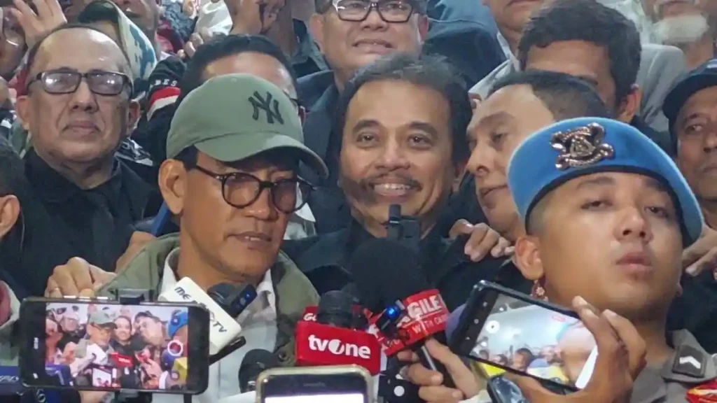 Roy-Suryo-tersenyum-tak-ditahan-kasus-ijazah-palsu-jokowi