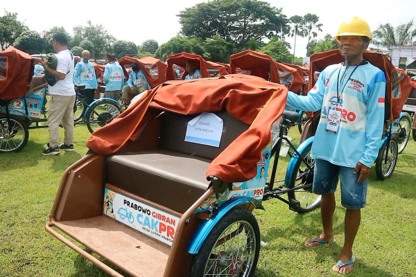 TKN-BAGI-BAGI-BECAK-LISTRIK-UNTUK-REBUT-SUARA-DARI-TUKANG-BECAK.jpg