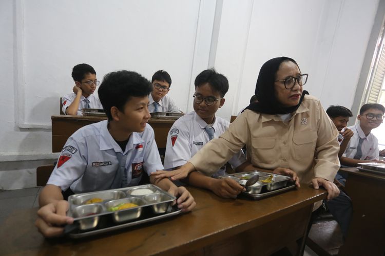 BGN Ajak Kepala SPPG Kunjungi Sekolah Pastikan Bantuan Tepat Sasaran