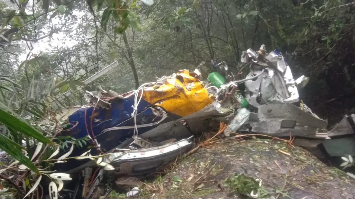 foto pesawat ATR yang jatuh hancur parah