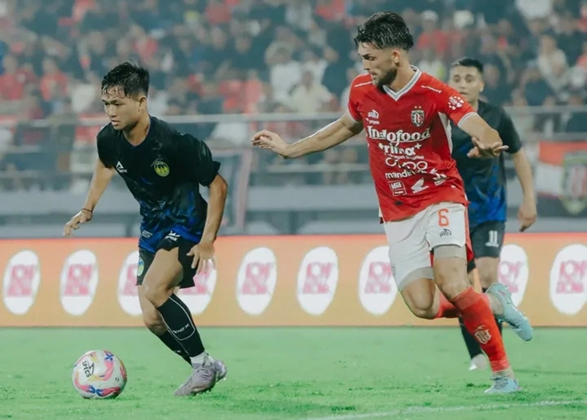 gelandang-bertahan-bali-united-brandon-wilson-berduel-dengan-20p9.jpg