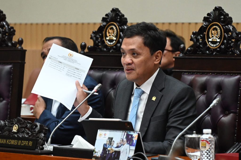 Komisi III DPR RI menegaskan bahwa kedudukan Polri berada langsung di bawah Presiden dan tidak berbentuk kementerian.