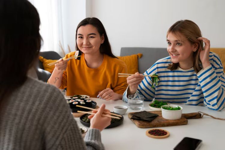 Orang yang Tidak Mulai Makan Sebelum Semua Orang Mendapat Makanan Memiliki 9 Kepribadian Ini, Menurut Psikologi