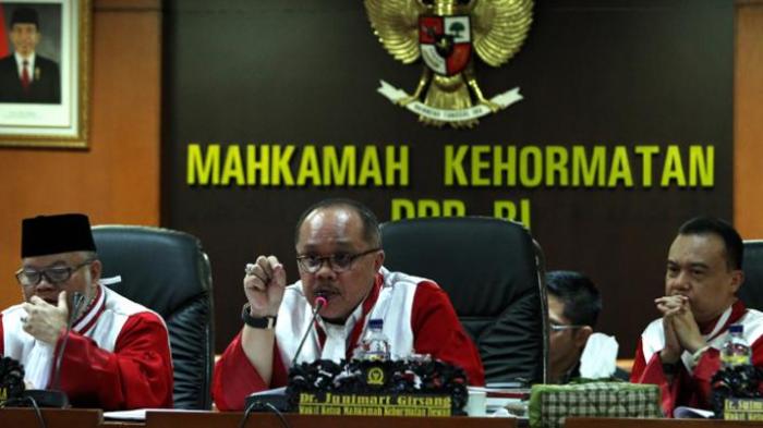 surahman-hidayat-ketua-mkd-tribun-medancom_20151202_233004.jpg