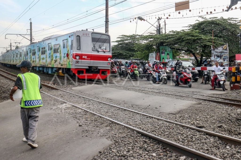terobos-palang-perlintasan-kereta-api-19b6f-dom.jpg