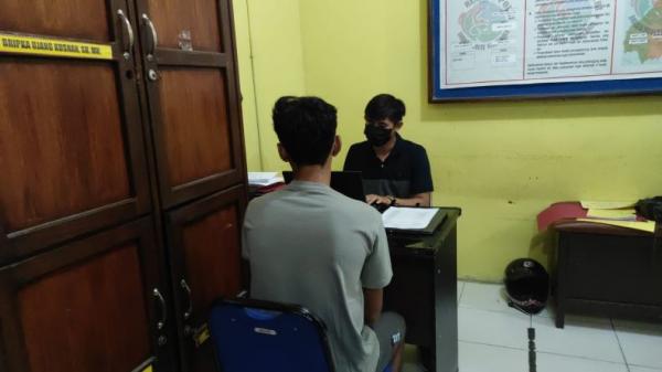 tersangka_nk_saat_dimintai_keterangan_oleh_anggota.jpg