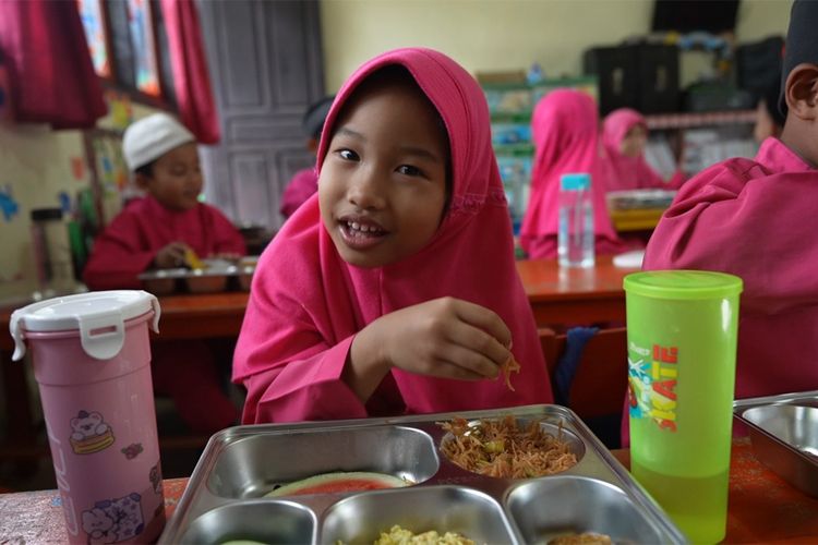 Anak-anak di Natuna Dapat Program MBG, Siswa: Sangat Menyenangkan