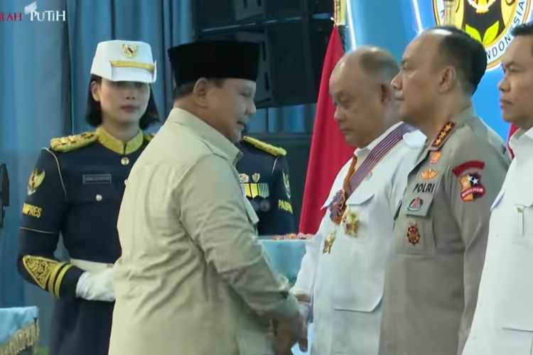 Presiden Prabowo Beri Bintang Jasa kepada Kepala BGN dan Wakapolri saat Peresmian SPPG Polri
