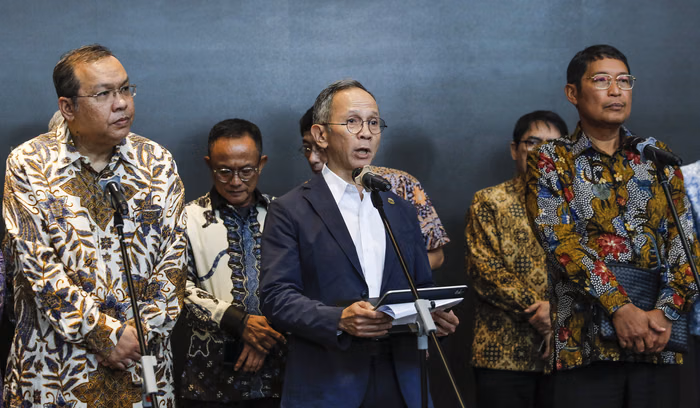 rombongan-pejabat-ojk-mundur