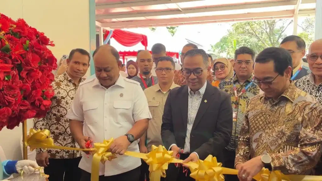 SPPG UNHAS - Rektor Unhas Prof Jamaluddin Jompa bersama Kepala Badan Gizi Nasional (BGN) RI Dadan Hindayana dan Menteri Pendidikan Tinggi, Sains dan Teknologi Prof Brian Yuliarto saat meresmikan SPPG Unhas di samping Masjid Ikhtiar Kampus Unhas, Selasa (28/4/2026)