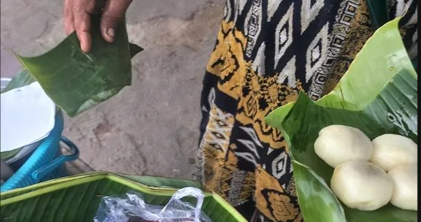 – Preserving Heritage at Karangturi Intersection: Blengep, a Traditional Cake That Still Survives