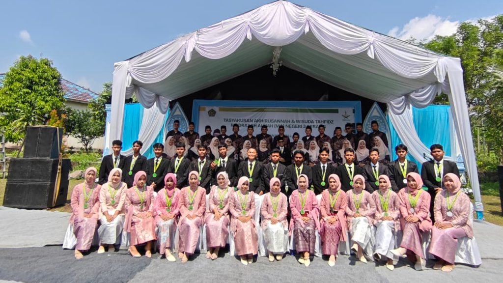 – Syukuran dan Akhirussanah MAN 3 Serang, Momentum Haru Wisuda dan Tahfidz https://adikarto.com/syukuran-akhirussanah-wisuda-tahfidz-man-3-serang/ Khasanah — Serang, Suasana penuh kebahagiaan, rasa syukur, dan haru menyelimuti pelaksanaan kegiatan Tasyakuran, Akhirussanah Kelas XII, dan Wisuda Tahfidz MAN 3 Serang yang berlangsung meriah di lingkungan madrasah. Kegiatan tahunan tersebut menjadi momentum istimewa bagi seluruh keluarga besar madrasah dalam melepas peserta didik kelas XII sekaligus memberikan apresiasi kepada para siswa-siswi penghafal Al-Qur’an yang telah berhasil menyelesaikan hafalannya. Hubaib Rohmatullah Regional