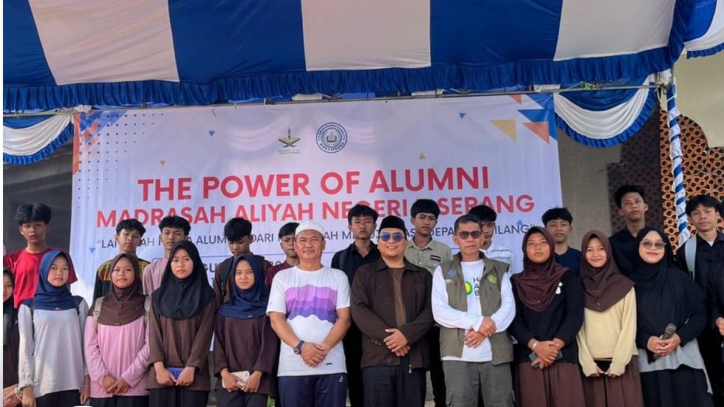 Foto bersama alumni dan guru MAN 3 Serang di depan banner acara.