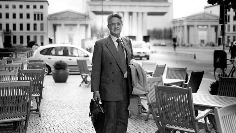 Potret George Soros, investor dan filantropis yang sering dikaitkan dengan krisis moneter dan kontroversi global.