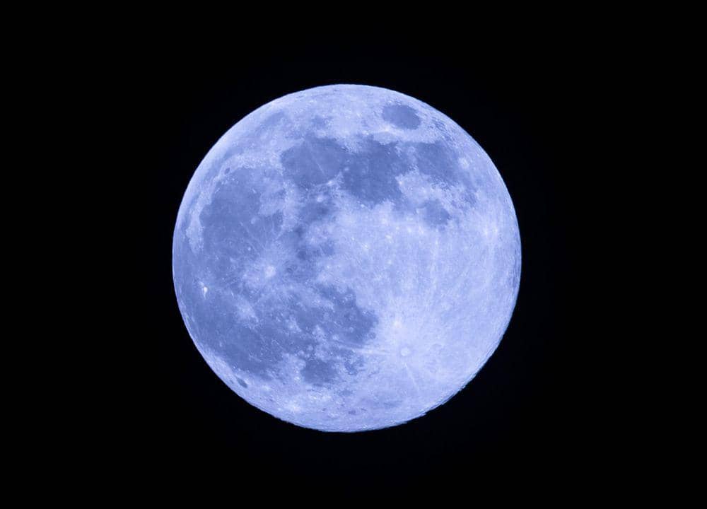 – Apakah Bulan Biru Benar-benar Berubah Warna? https://adikarto.com/apakah-bulan-biru-benar-benar-berubah-warna/ KHASANAH, — Blue moon atau bulan biru adalah istilah yang digunakan untuk menggambarkan bulan purnama tambahan yang terjadi dalam satu bulan kalender. Fenomena ini terjadi ketika dua kali fase bulan purnama muncul dalam waktu yang sama. F Miftah Firdaus Khasanah