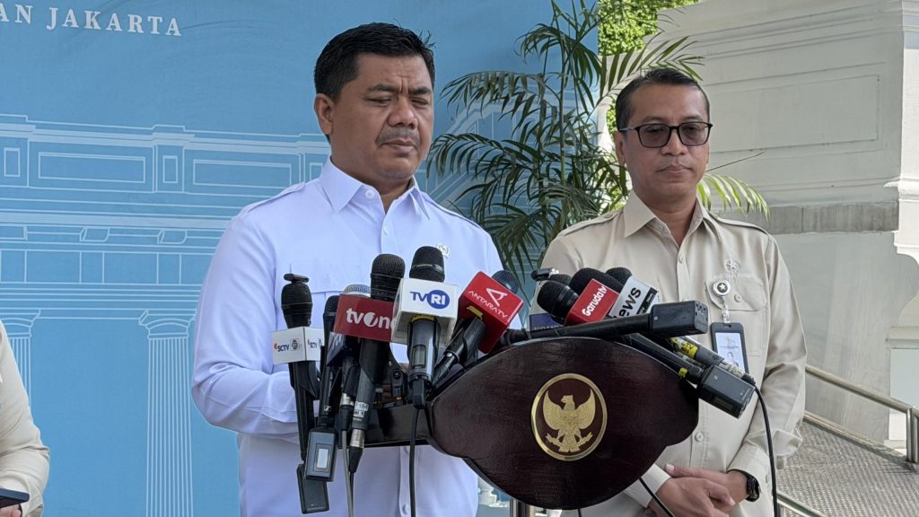 Wakil Menteri Sekretaris Negara Juri Ardiantoro berbicara menggunakan mikrofon saat konferensi pers mengenai pengadaan sapi kurban Presiden Prabowo Subianto di Kompleks Istana Kepresidenan, Prabowo berkurban menggunakan anggaran APBN 100 milira.