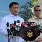 Wakil Menteri Sekretaris Negara Juri Ardiantoro berbicara menggunakan mikrofon saat konferensi pers mengenai pengadaan sapi kurban Presiden Prabowo Subianto di Kompleks Istana Kepresidenan, Prabowo berkurban menggunakan anggaran APBN 100 milira.