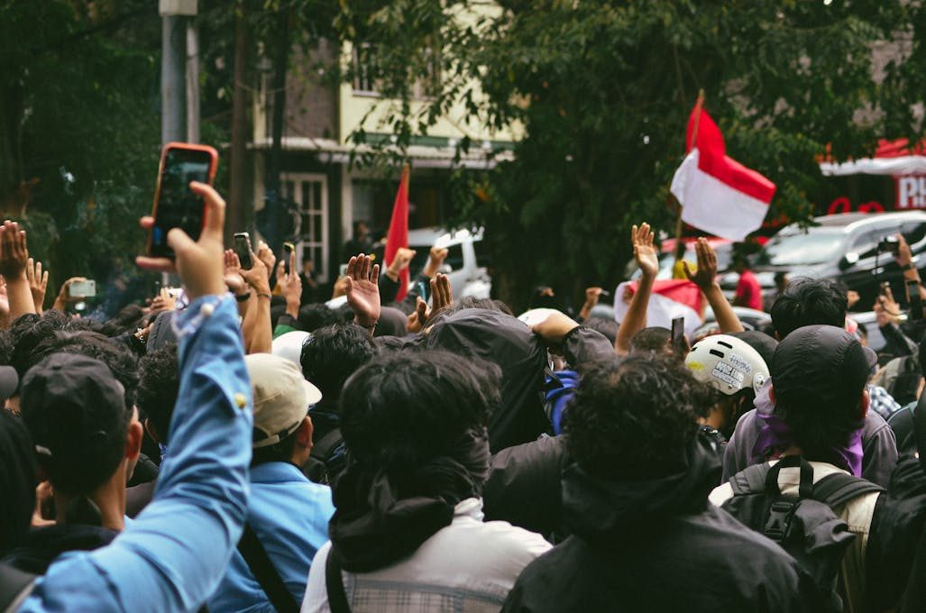 Negara yang Kehilangan Kepercayaan Publik, Krisis, dan Rapuhnya Ikatan Sosial
