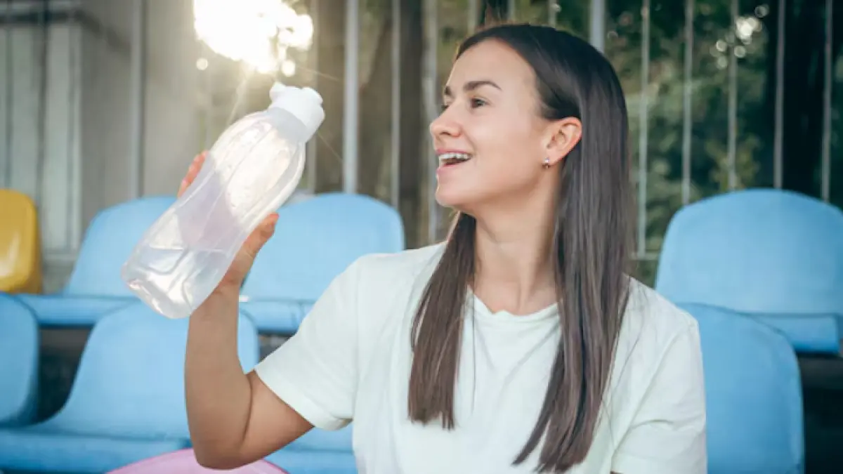 Orang yang Selalu Bawa Botol Air Punya Keunikan, Apa Saja?