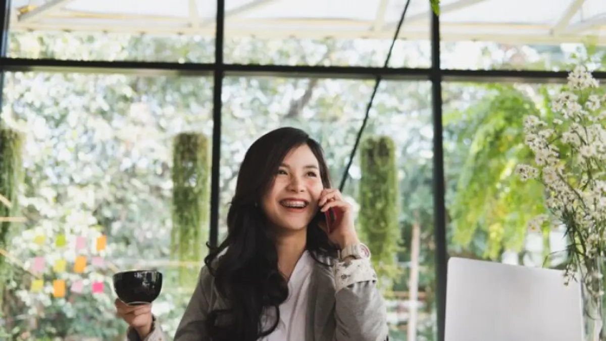 Wanita dengan Natural Make Up di Kantor Punya 9 Kepribadian Ini