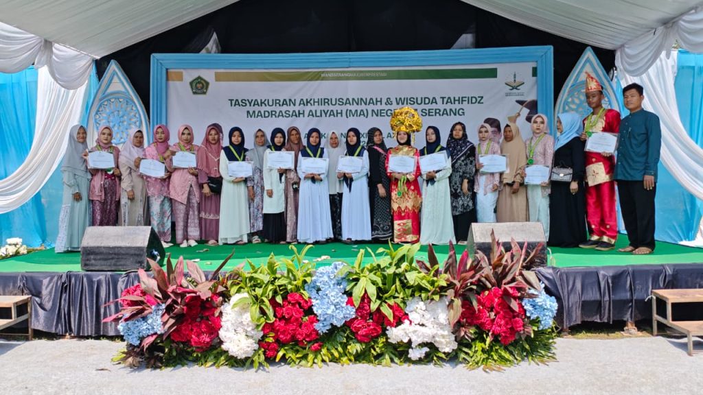 – Syukuran dan Akhirussanah MAN 3 Serang, Momentum Haru Wisuda dan Tahfidz https://adikarto.com/syukuran-akhirussanah-wisuda-tahfidz-man-3-serang/ Khasanah — Serang, Suasana penuh kebahagiaan, rasa syukur, dan haru menyelimuti pelaksanaan kegiatan Tasyakuran, Akhirussanah Kelas XII, dan Wisuda Tahfidz MAN 3 Serang yang berlangsung meriah di lingkungan madrasah. Kegiatan tahunan tersebut menjadi momentum istimewa bagi seluruh keluarga besar madrasah dalam melepas peserta didik kelas XII sekaligus memberikan apresiasi kepada para siswa-siswi penghafal Al-Qur’an yang telah berhasil menyelesaikan hafalannya. Hubaib Rohmatullah Regional