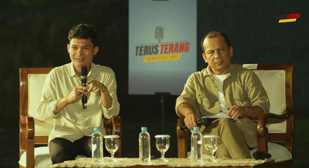 Ketua BEM UGM Tiyo Ardianto saat mengkritik program SPPG dan pemerintahan Prabowo-Gibran dalam diskusi Terus Terang Mahfud MD di UII Yogyakarta