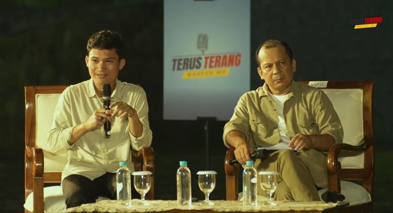 Ketua BEM UGM Tiyo Ardianto saat mengkritik program SPPG dan pemerintahan Prabowo-Gibran dalam diskusi Terus Terang Mahfud MD di UII Yogyakarta