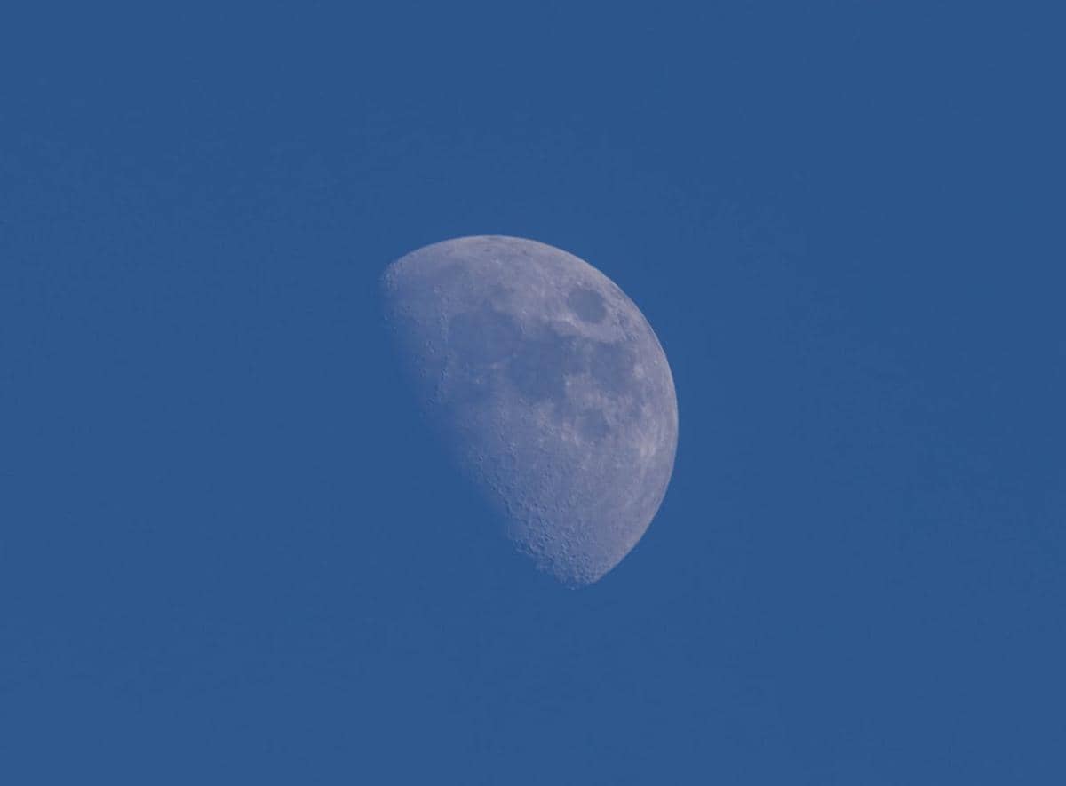 Apakah Bulan Biru Benar-benar Berubah Warna?