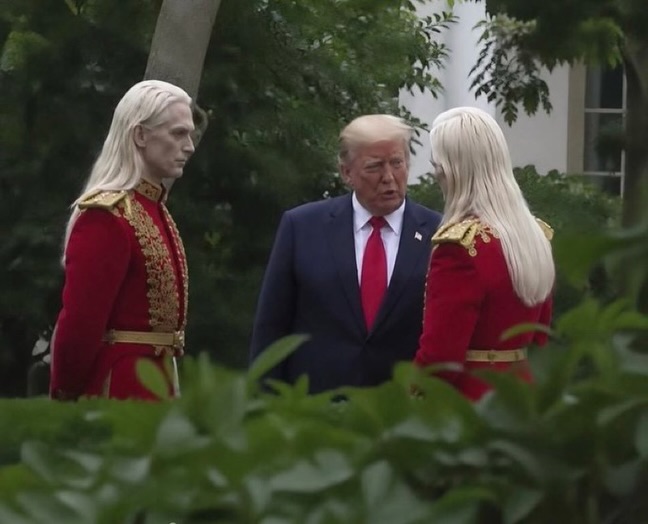 – Dikira Alien Nordik Pengawal Kerajaan, Siapa Sebenarnya Sosok Misterius di Samping Donald Trump? https://adikarto.com/foto-donald-trump-bersama-alien-nordik-di-gedung-putih/ GLOBAL, — Serangkaian foto yang mengklaim Presiden Amerika Serikat Donald Trump bertemu dengan figur misterius mirip manusia di Gedung Putih memicu gelombang teori kononspirasi di berbagai media sosial pada Minggu, (14/6/2026). F Miftah Firdaus Global
