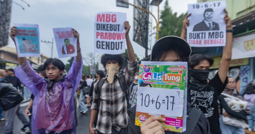 Peserta aksi unjuk rasa di Yogyakarta membawa poster berisi penolakan program Makan Bergizi Gratis Rezim Prabowo.
