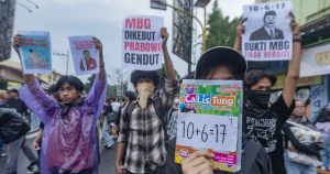 Peserta aksi unjuk rasa di Yogyakarta membawa poster berisi penolakan program Makan Bergizi Gratis Rezim Prabowo.