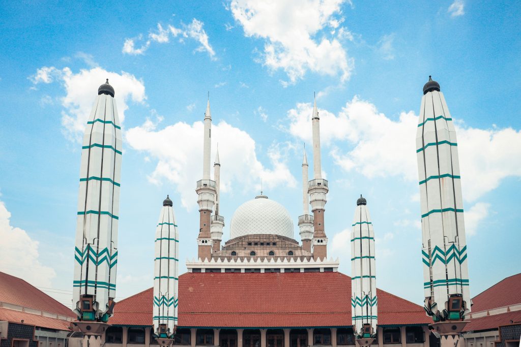 Melihat Muslim yang Kehilangan Islam, Membaca Ulang Ungkapan Muhammad Abduh terhadap Kondisi Indonesia Hari Ini – Melihat Muslim yang Kehilangan Islam, Membaca Ulang Ungkapan Muhammad Abduh terhadap Kondisi Indonesia Hari Ini https://adikarto.com/melihat-muslim-kehilangan-islam-membaca-ulang-ungkapan-muhammad-abduh-terhadap-kondisi-indonesia-hari-ini/ OPIINI, — Beberapa waktu lalu saya menonton sebuah video yang diunggah oleh seorang pekerja Indonesia di Jepang. Ia hendak pulang ke Indonesia dan menutup rekening bank yang selama ini digunakannya. Prosesnya berjalan biasa saja hingga tiba pada satu bagian yang menarik perhatian saya. Pihak bank mengembalikan seluruh sisa uang yang ada di rekening tersebut, termasuk pecahan-pecahan kecil yang bahkan tidak bisa lagi ditarik melalui ATM. Muh. Zulkifli Dialektika