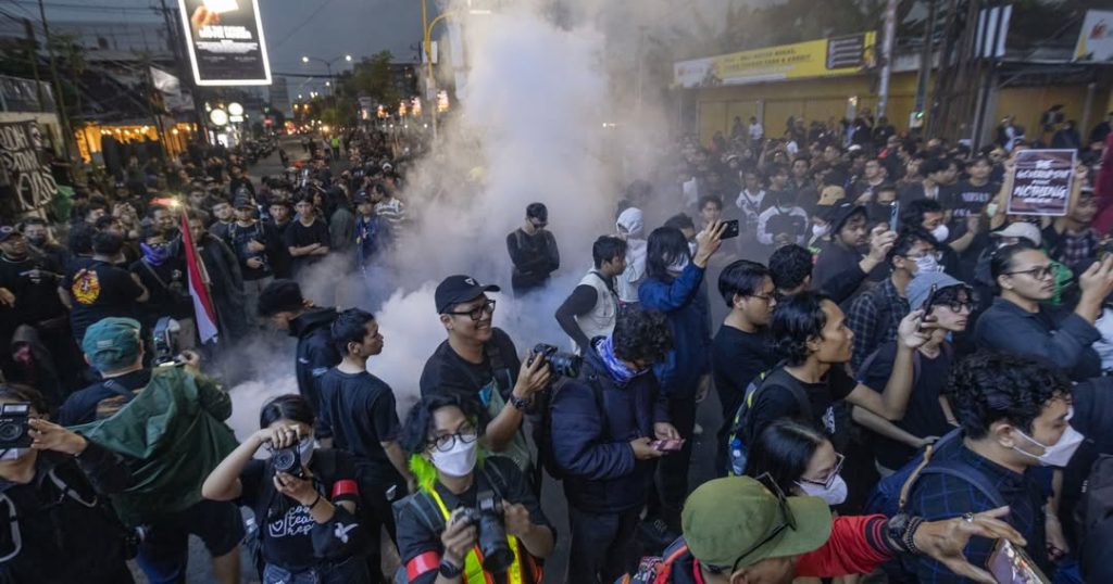 Suasana ratusan massa elemen sipil dan mahasiswa di Yogyakarta bertahan melakukan unjuk rasa hingga malam hari di kawasan Gejayan.