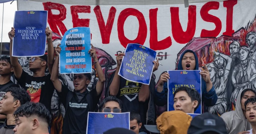 Ratusan mahasiswa di Yogyakarta membentangkan spanduk bertuliskan REVOLUSI saat menggelar aksi unjuk rasa di Pertigaan Gejayan.