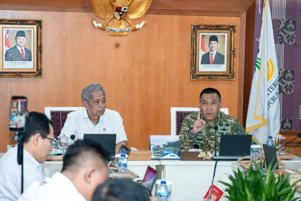 Wakil Menteri Sosial Agus Jabo Priyono bersama Komandan Jenderal Akademi TNI Letjen R Sidiharta Wisnu Graha dalam rapat koordinasi pembinaan karakter siswa Sekolah Rakyat di Kantor Kemensos.