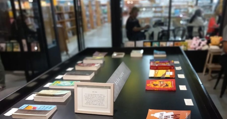 – Menemukan Makarya di Gramedia Matraman, Oase Literasi dan Secercah Harapan untuk Indramayu https://adikarto.com/menemukan-makarya-di-gramedia-matraman-oase-literasi-dan-secercah-harapan-untuk-indramayu/ ESAI, — Bulan maret 2025 lalu, aku mendapat kesempatan yang menyenangkan untuk berkunjung ke Gramedia Matraman, Jakarta Timur. Tujuan kedatanganku bukan sekadar berbelanja buku, melainkan menghadiri acara peluncuran buku yang diselenggarakan oleh komunitas bincang buku nonfiksi Gramedia. Bagi seseorang yang suka dunia literasi, kesempatan seperti ini tentu menjadi pengalaman yang sangat berharga. Dewinta Ayuning Zulfa Dialektika