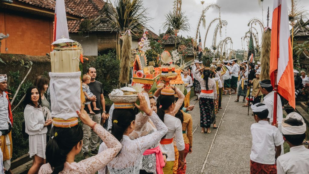 – Komoditas Budaya dan Upaya Menjaga Nilai di Tengah Tuntutan Pasar https://adikarto.com/ketika-budaya-menjadi-komoditas-menjaga-nilai-di-tengah-tuntutan-pasar/ OPINI, — Di tengah arus globalisasi dan ekonomi pasar yang semakin mendominasi kehidupan manusia, kebudayaan tidak lagi hadir semata sebagai sistem nilai, cara hidup, atau warisan simbolik suatu masyarakat. Kebudayaan kini juga hadir sebagai komoditas. Muh. Zulkifli Dialektika