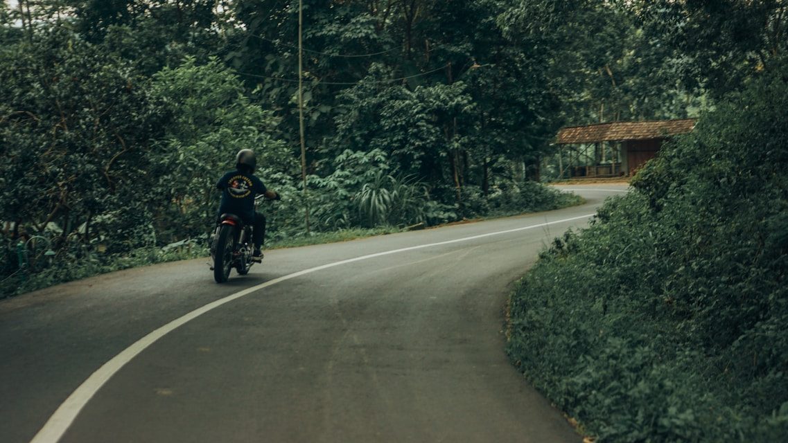 Riset Membuktikan Musik Rock dan EDM Membuat Pengemudi Lebih Agresif